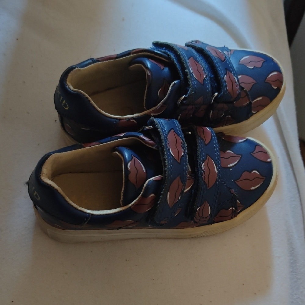 AKID Toddler Blue Velcro Kids Shoes with Lip Print Toddler Size 8